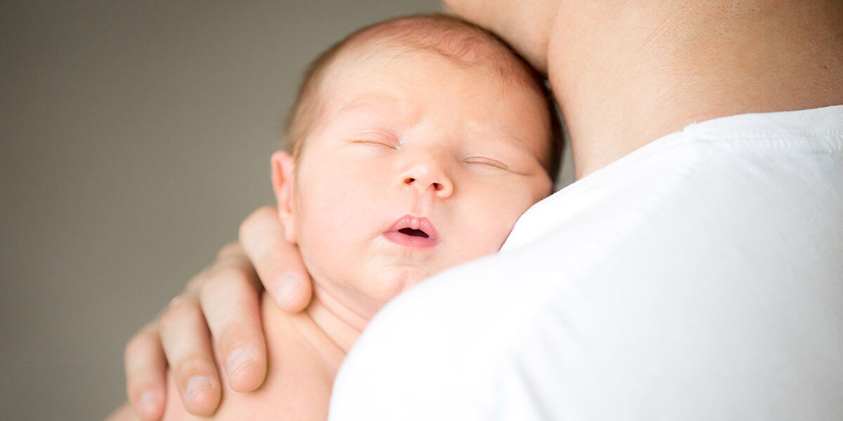 próba porodu niemowlę na ramieniu taty